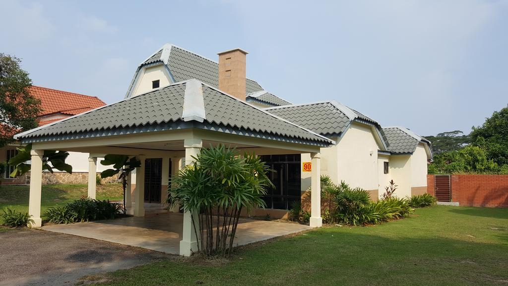 Villa With Private Swimming Pool Malacca Exterior photo